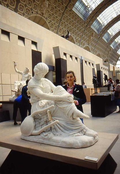 15-Musée d'Orsay,Paola e la scultura di James Pradier (Saffo,1852),18 aprile 1987.jpg